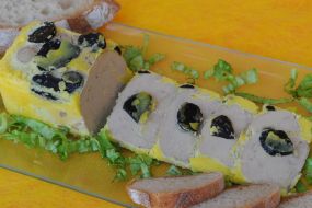 Photo représentant une assiette de foie gras d'oie entier truffé