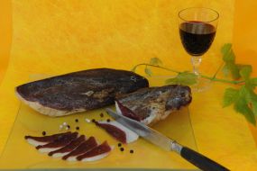Photo représentant une assiette de magret d'oie fumé
